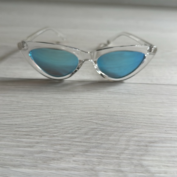 Lucky brand women’s sunglasses - Picture 2 of 4